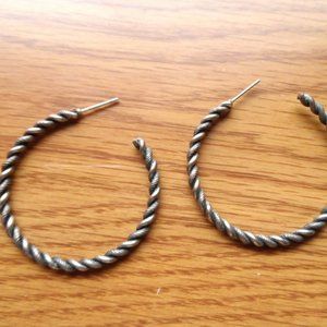 Silver tone TWISTED Ridged Etched Hoop Earrings 1.5" Stud post Retro 80's style